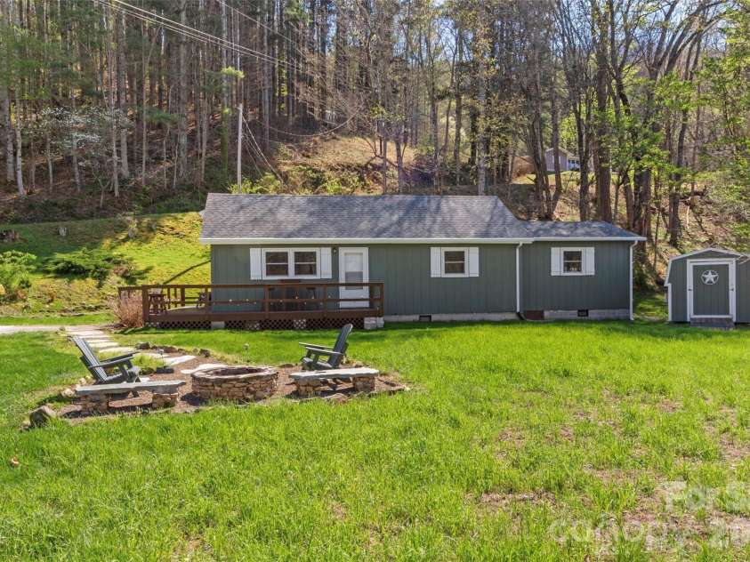 24 Baldridge Drive, Burnsville, NC 28714.  MLS# CAR4370336, YatesRealty ID 19522. 