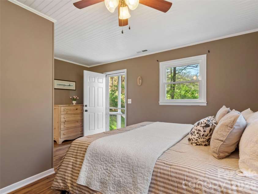 24 Baldridge Drive, Burnsville, NC 28714.  MLS# CAR4370336, YatesRealty ID 19522. 