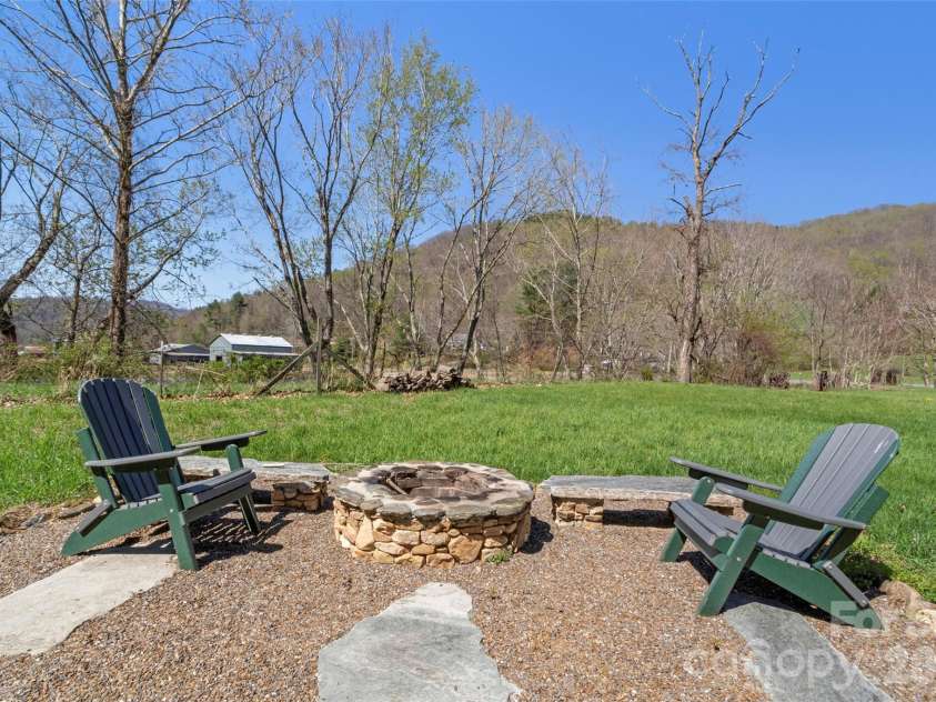 24 Baldridge Drive, Burnsville, NC 28714.  MLS# CAR4370336, YatesRealty ID 19522. 