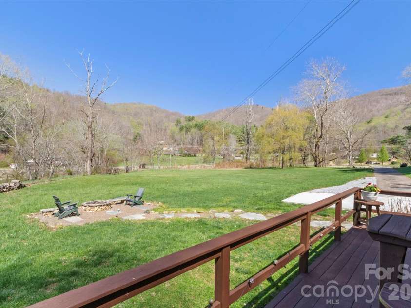 24 Baldridge Drive, Burnsville, NC 28714.  MLS# CAR4370336, YatesRealty ID 19522. 