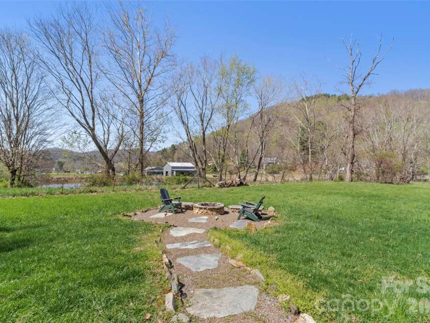 24 Baldridge Drive, Burnsville, NC 28714.  MLS# CAR4370336, YatesRealty ID 19522. 