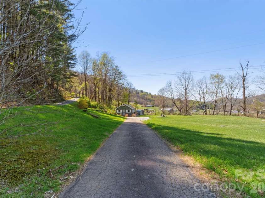 24 Baldridge Drive, Burnsville, NC 28714.  MLS# CAR4370336, YatesRealty ID 19522. 