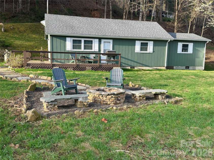 24 Baldridge Drive, Burnsville, NC 28714.  MLS# CAR4370336, YatesRealty ID 19522. 