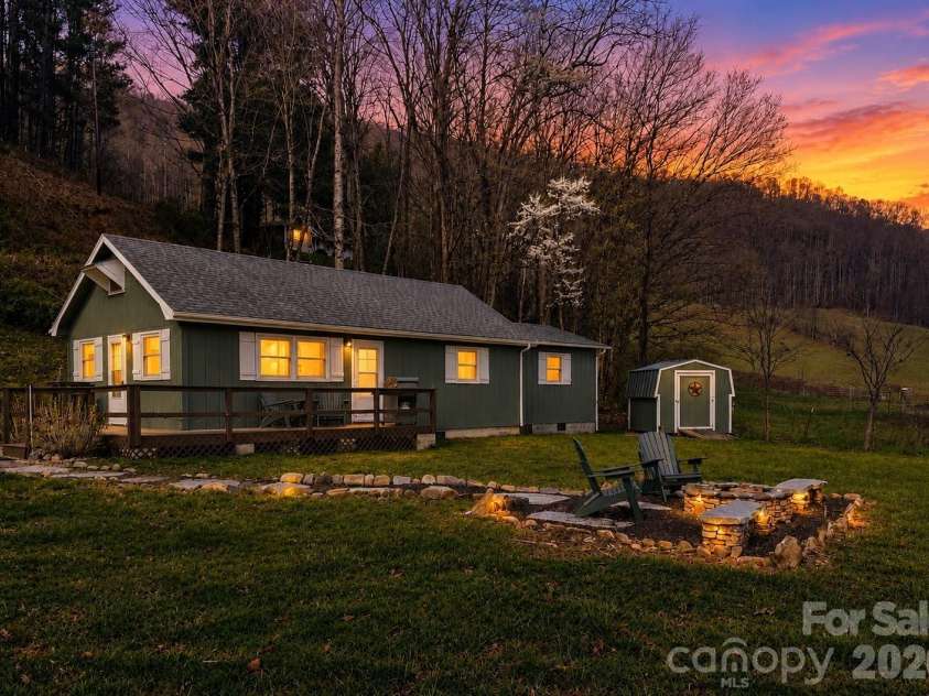 24 Baldridge Drive, Burnsville, NC 28714.  MLS# CAR4370336, YatesRealty ID 19522. 