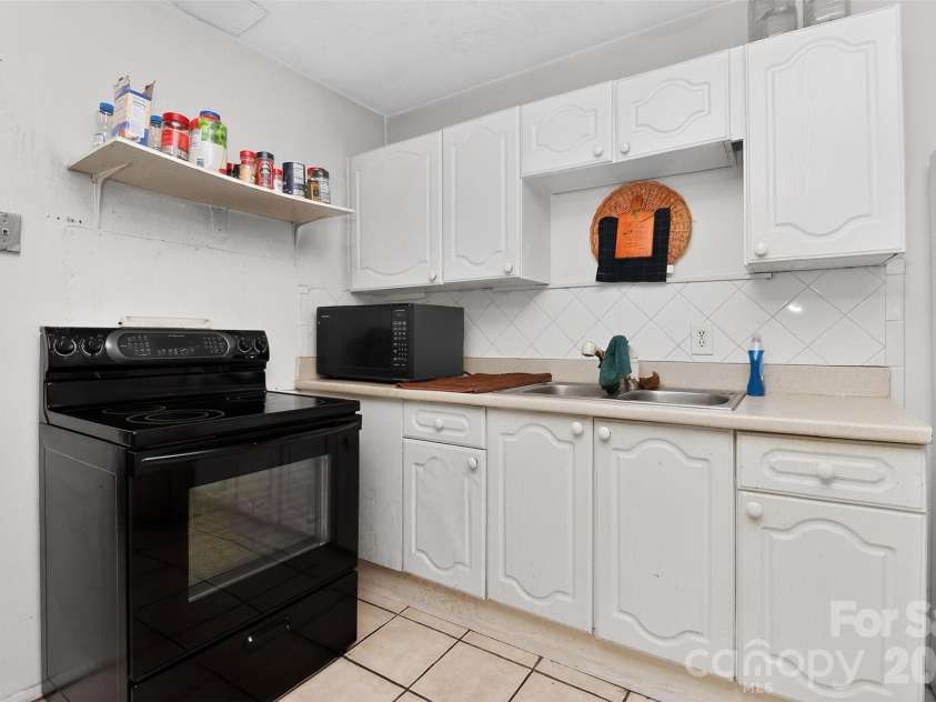 1735-1737 Herrin Avenue, Charlotte, NC 28205.  MLS# CAR4371448, YatesRealty ID 19523. Kitchen 1735