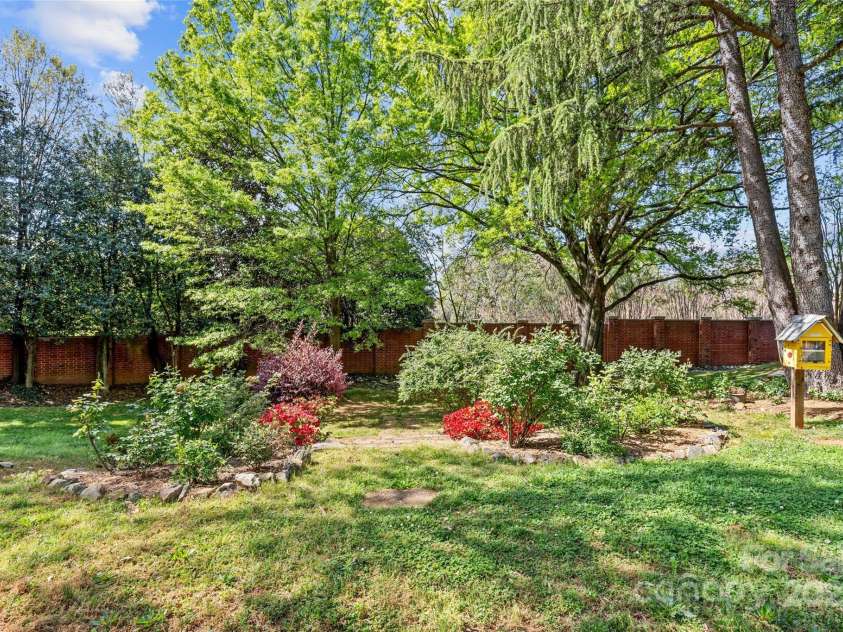 806 Sunnyside Avenue, Charlotte, NC 28204.  MLS# CAR4241141, YatesRealty ID 19524. Enjoy the rose garden down the block