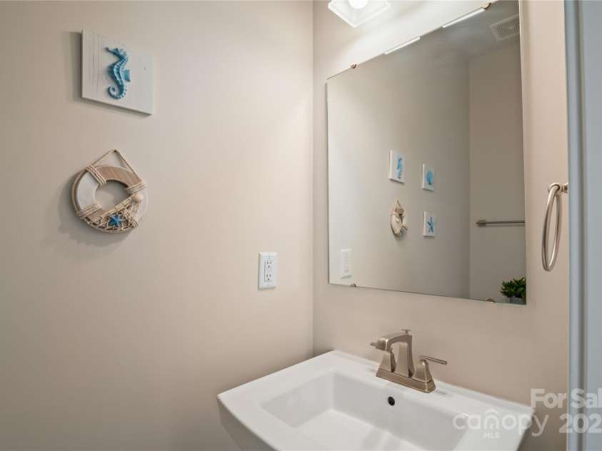 224 Parkwood Avenue, Charlotte, NC 28206.  MLS# CAR4243520, YatesRealty ID 19526. 