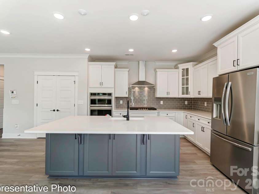 13118 Foxberry Road, Charlotte, NC 28213.  MLS# CAR4353973, YatesRealty ID 19528. Kitchen example