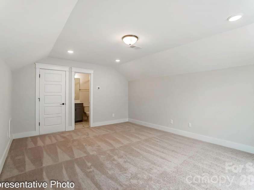 13118 Foxberry Road, Charlotte, NC 28213.  MLS# CAR4353973, YatesRealty ID 19528. Third-floor bedroom example
