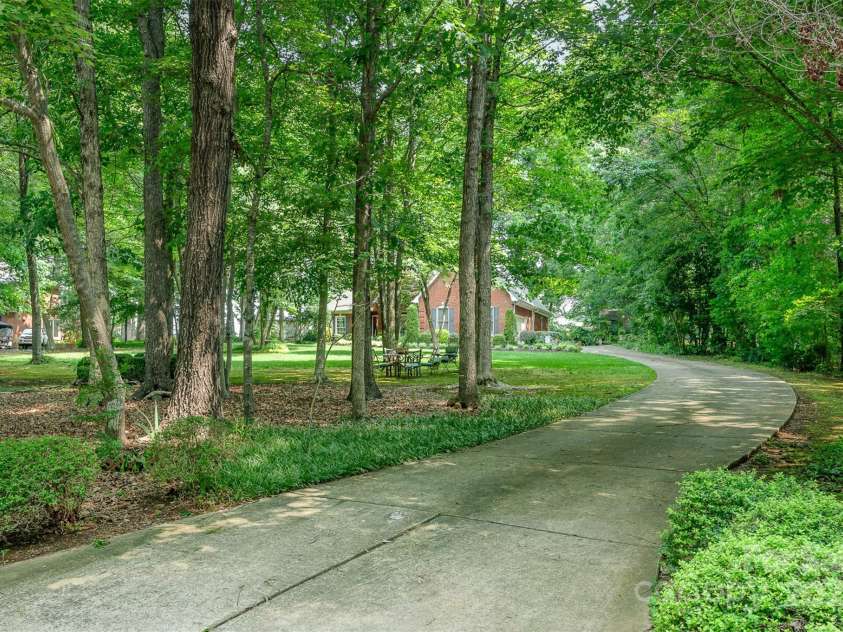 5208 Black Oak Lane, Waxhaw, NC 28173.  MLS# CAR4259258, YatesRealty ID 19528. Driveway from the street