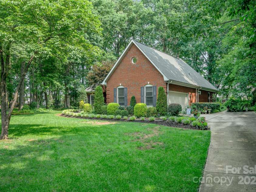 5208 Black Oak Lane, Waxhaw, NC 28173.  MLS# CAR4259258, YatesRealty ID 19528. Front from the driveway