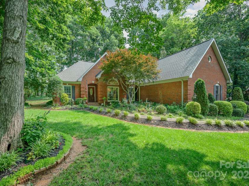 5208 Black Oak Lane, Waxhaw, NC 28173.  MLS# CAR4259258, YatesRealty ID 19528. Front of home