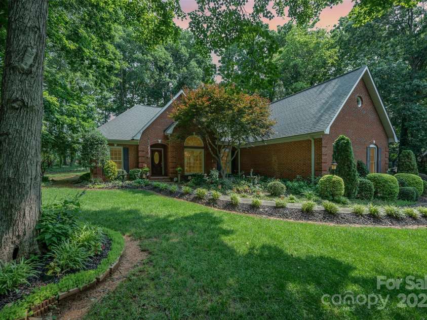 5208 Black Oak Lane, Waxhaw, NC 28173.  MLS# CAR4259258, YatesRealty ID 19528. Front of home