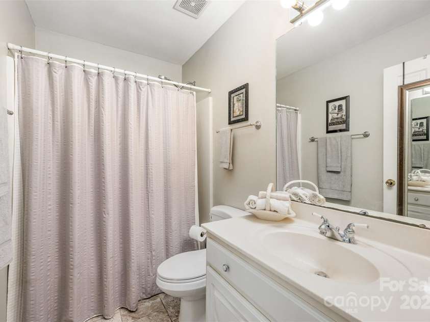 5208 Black Oak Lane, Waxhaw, NC 28173.  MLS# CAR4259258, YatesRealty ID 19528. Full bath