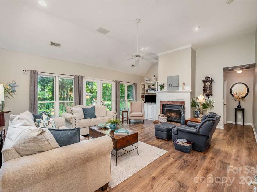 5208 Black Oak Lane, Waxhaw, NC 28173.  MLS# CAR4259258, YatesRealty ID 19528. Great room