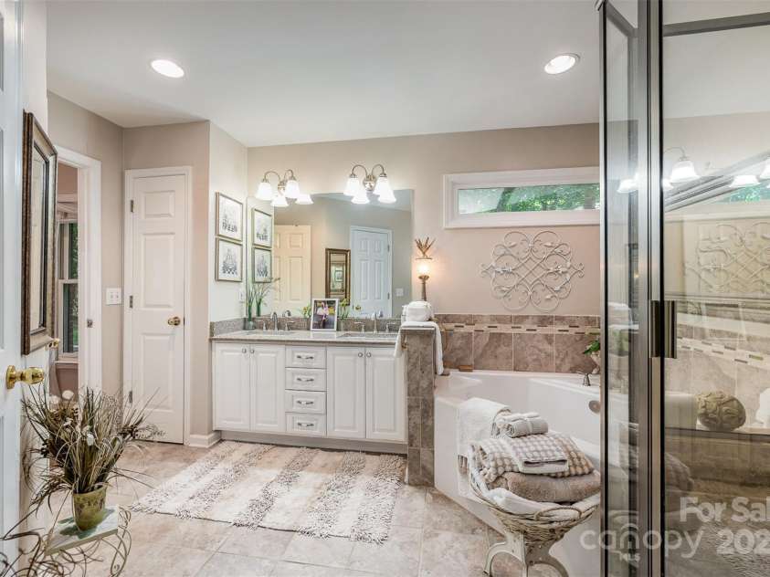 5208 Black Oak Lane, Waxhaw, NC 28173.  MLS# CAR4259258, YatesRealty ID 19528. Primary bath
