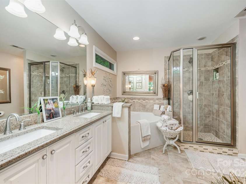 5208 Black Oak Lane, Waxhaw, NC 28173.  MLS# CAR4259258, YatesRealty ID 19528. Primary bath