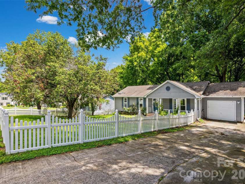 11230 Mallard Crossing Drive, Charlotte, NC 28262.  MLS# CAR4401799, YatesRealty ID 19530. 