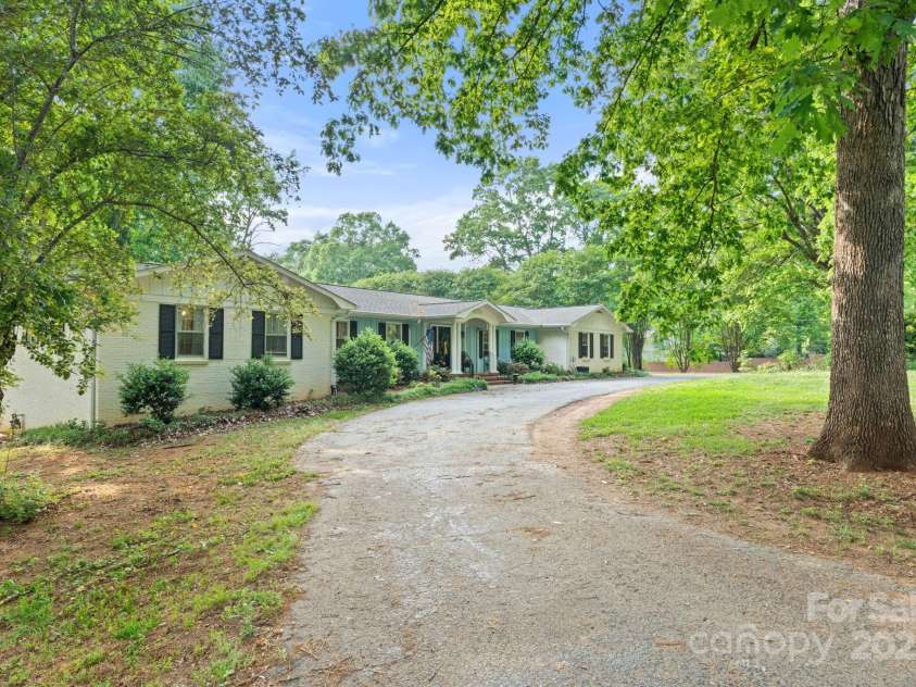 108 Augusta Drive, Statesville, NC 28625.  MLS# CAR4253346, YatesRealty ID 19531. 