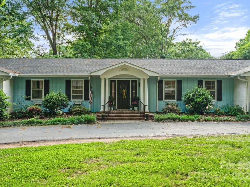 108 Augusta Drive, Statesville, NC 28625.  MLS# CAR4253346, YatesRealty ID 19531. 
