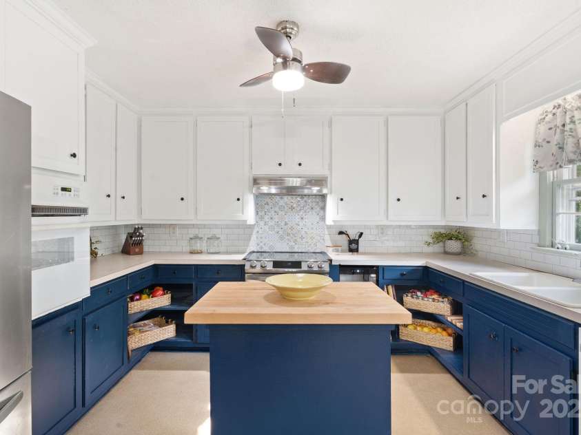 108 Augusta Drive, Statesville, NC 28625.  MLS# CAR4253346, YatesRealty ID 19531. 