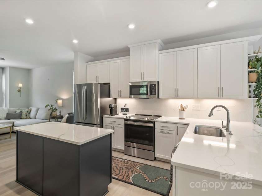 513 Cubitt Court, Charlotte, NC 28205.  MLS# CAR4264462, YatesRealty ID 19533. Beautiful light filled kitchen