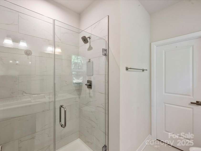 513 Cubitt Court, Charlotte, NC 28205.  MLS# CAR4264462, YatesRealty ID 19533. Guest Bath