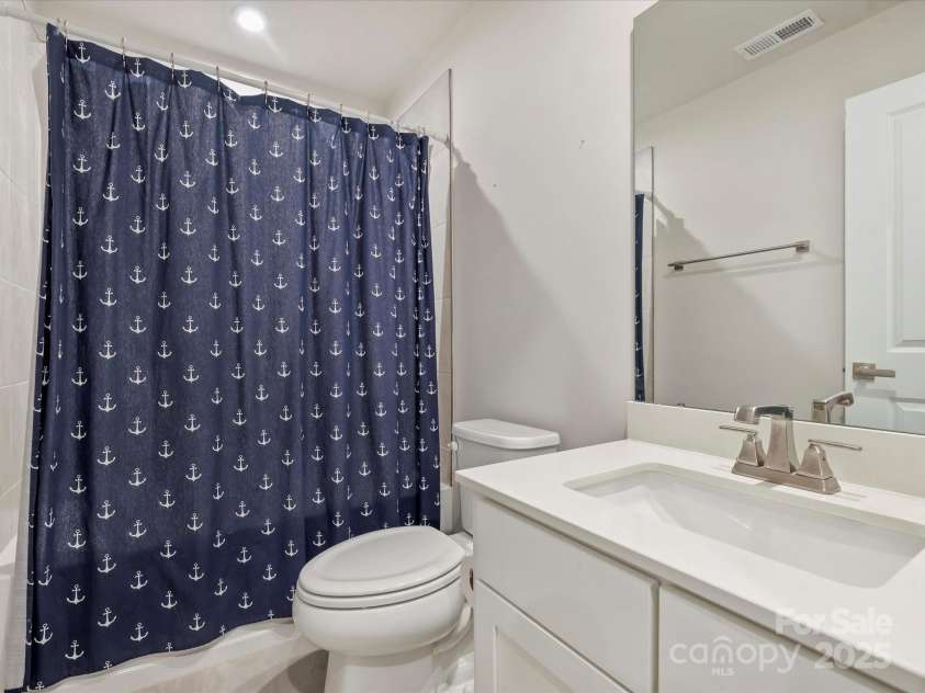 513 Cubitt Court, Charlotte, NC 28205.  MLS# CAR4264462, YatesRealty ID 19533. Main level full bath