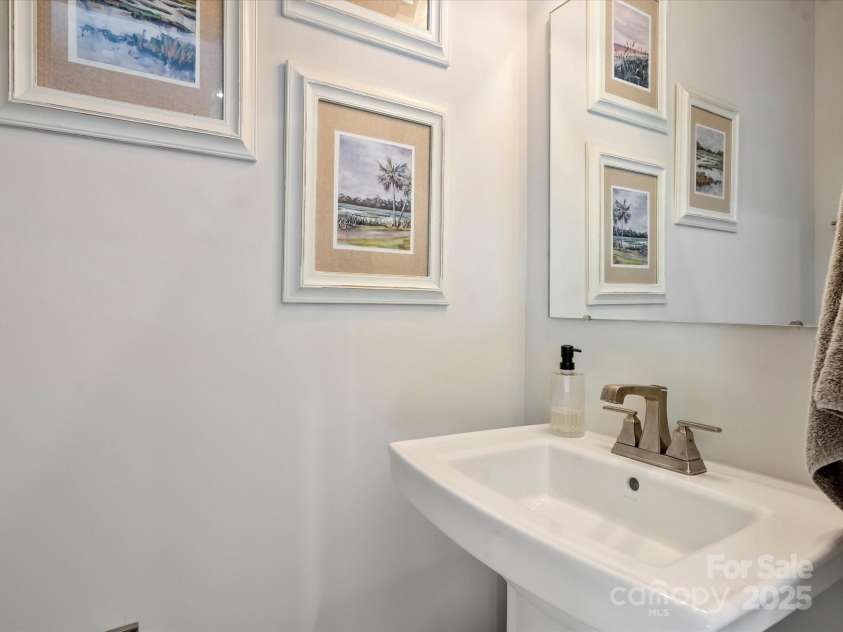 513 Cubitt Court, Charlotte, NC 28205.  MLS# CAR4264462, YatesRealty ID 19533. Powder bath off family room