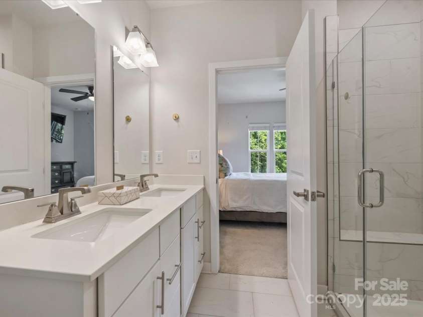 513 Cubitt Court, Charlotte, NC 28205.  MLS# CAR4264462, YatesRealty ID 19533. Primary bath