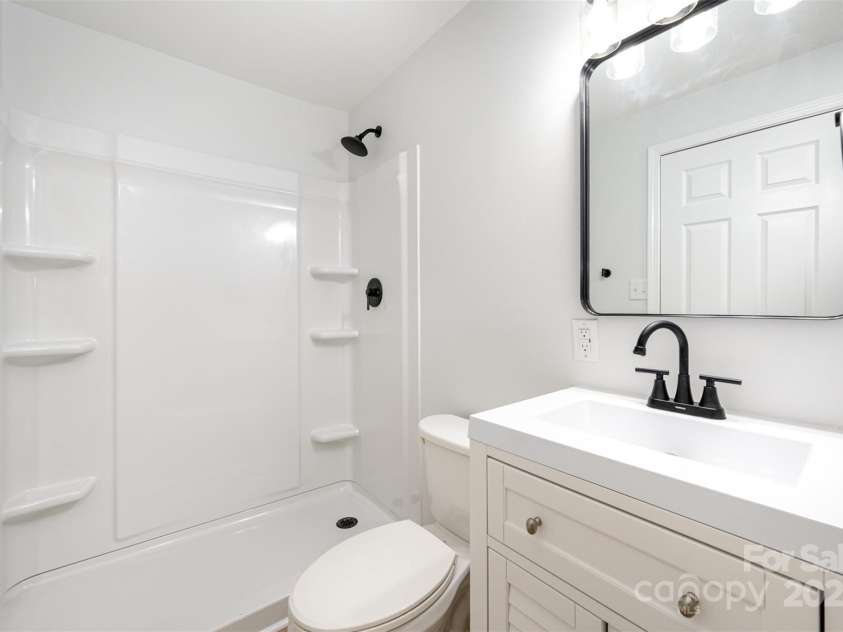 1211 Boyce Street, Gastonia, NC 28052.  MLS# CAR4253873, YatesRealty ID 19537. Primary En-suite Bathroom