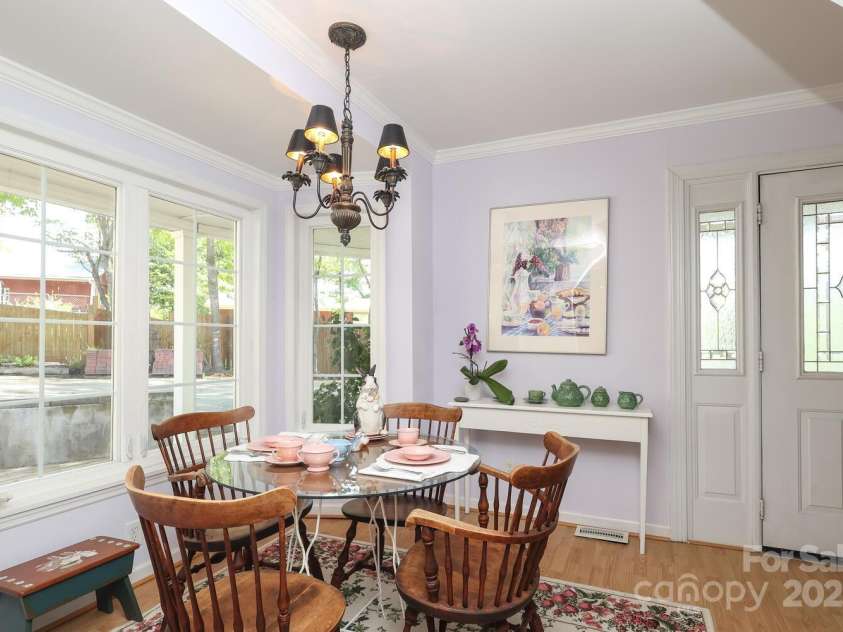 17333 Saranita Lane, Charlotte, NC 28278.  MLS# CAR4247570, YatesRealty ID 19539. Breakfast Area