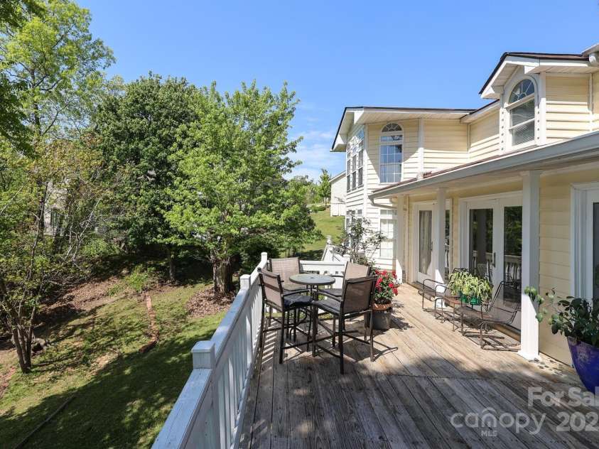 17333 Saranita Lane, Charlotte, NC 28278.  MLS# CAR4247570, YatesRealty ID 19539. Front Waterside