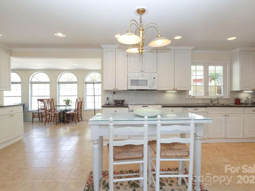 17333 Saranita Lane, Charlotte, NC 28278.  MLS# CAR4247570, YatesRealty ID 19539. Kitchen