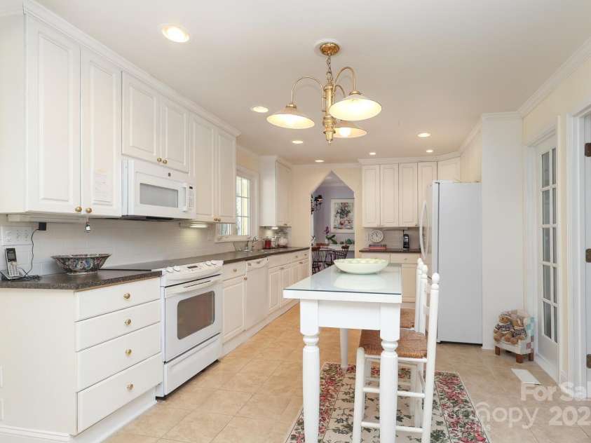 17333 Saranita Lane, Charlotte, NC 28278.  MLS# CAR4247570, YatesRealty ID 19539. Kitchen