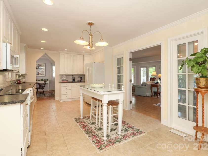 17333 Saranita Lane, Charlotte, NC 28278.  MLS# CAR4247570, YatesRealty ID 19539. Kitchen