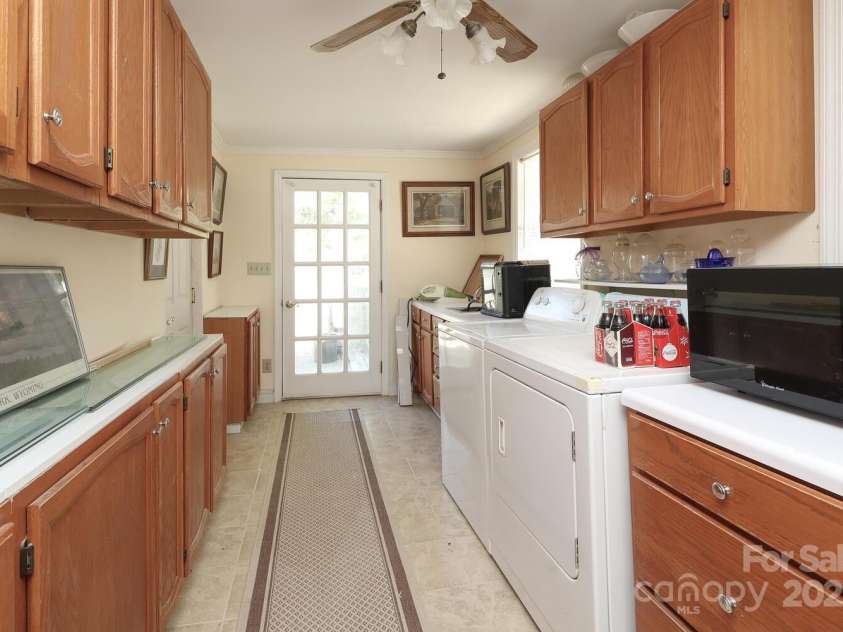 17333 Saranita Lane, Charlotte, NC 28278.  MLS# CAR4247570, YatesRealty ID 19539. Laundry