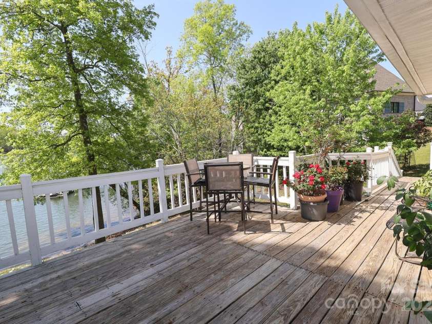 17333 Saranita Lane, Charlotte, NC 28278.  MLS# CAR4247570, YatesRealty ID 19539. Waterside