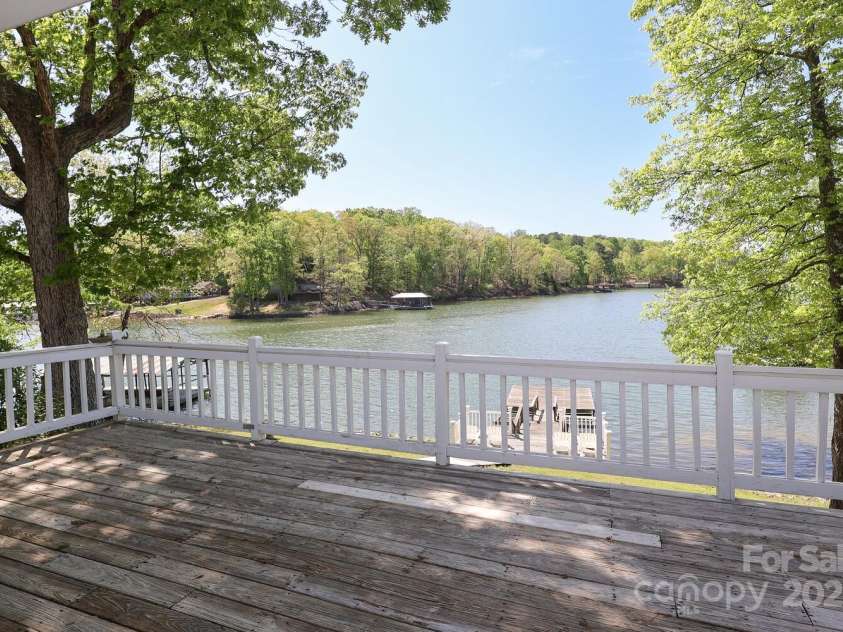 17333 Saranita Lane, Charlotte, NC 28278.  MLS# CAR4247570, YatesRealty ID 19539. Waterside