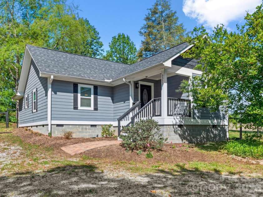 3333 Chimney Rock Road, Hendersonville, NC 28792.  MLS# CAR4349210, YatesRealty ID 19539. Charming Cottage 