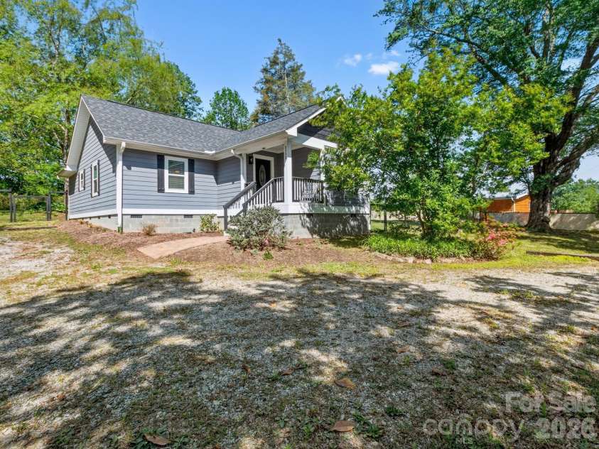 3333 Chimney Rock Road, Hendersonville, NC 28792.  MLS# CAR4349210, YatesRealty ID 19539. Hardboard Siding