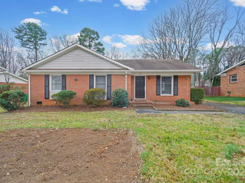 6907 Glenmoor Drive, Charlotte, NC 28214.  MLS# CAR4333558, YatesRealty ID 1954. 