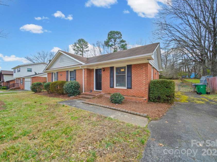 6907 Glenmoor Drive, Charlotte, NC 28214.  MLS# CAR4333558, YatesRealty ID 1954. 