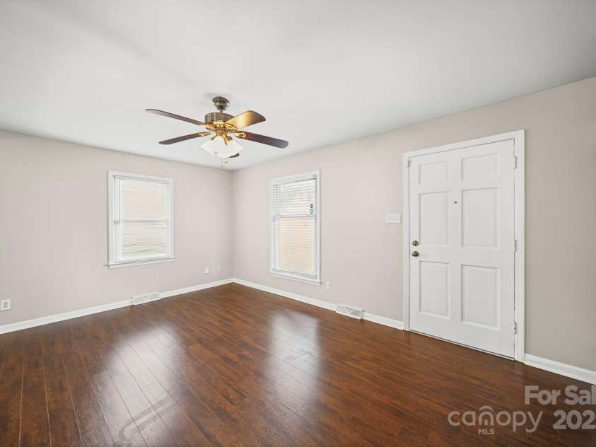 6907 Glenmoor Drive, Charlotte, NC 28214.  MLS# CAR4333558, YatesRealty ID 1954. 