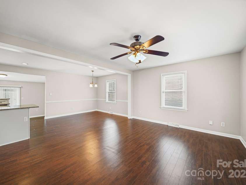 6907 Glenmoor Drive, Charlotte, NC 28214.  MLS# CAR4333558, YatesRealty ID 1954. 