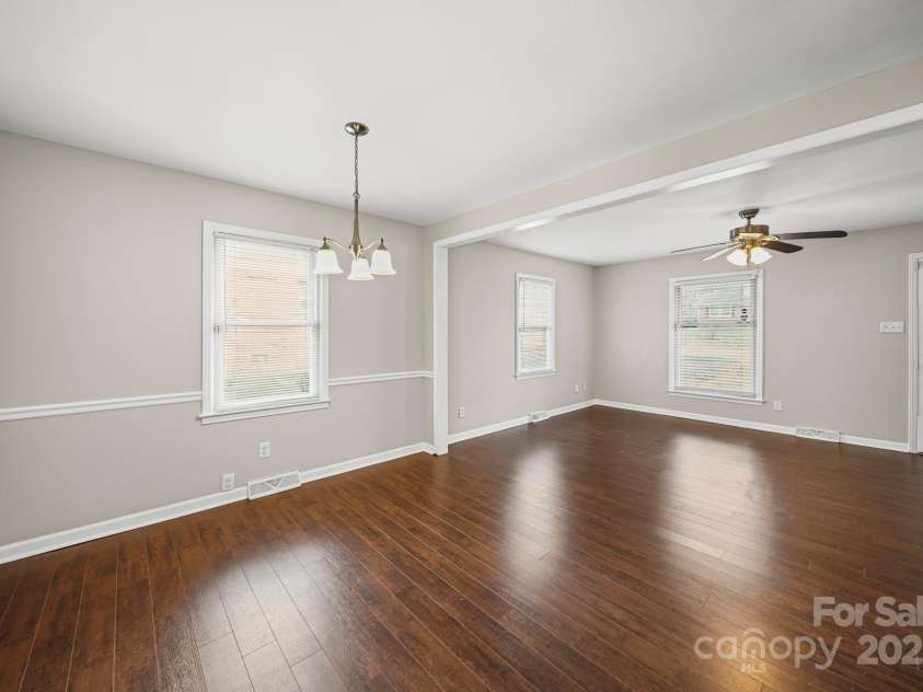 6907 Glenmoor Drive, Charlotte, NC 28214.  MLS# CAR4333558, YatesRealty ID 1954. 