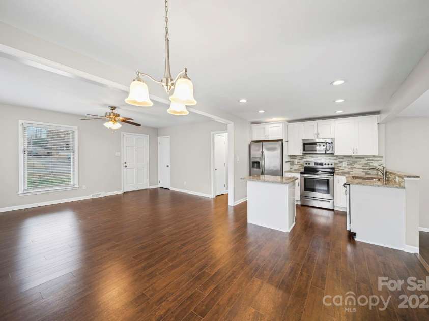 6907 Glenmoor Drive, Charlotte, NC 28214.  MLS# CAR4333558, YatesRealty ID 1954. 