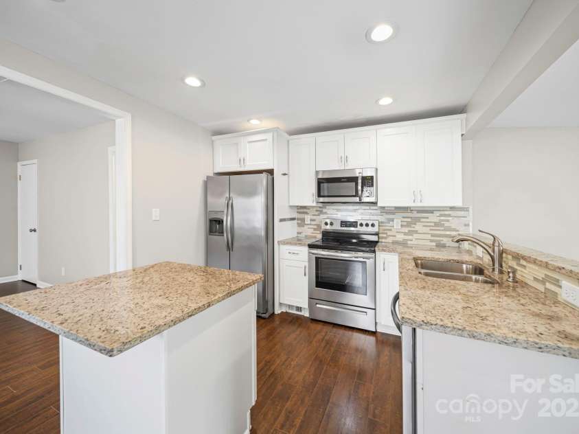 6907 Glenmoor Drive, Charlotte, NC 28214.  MLS# CAR4333558, YatesRealty ID 1954. 