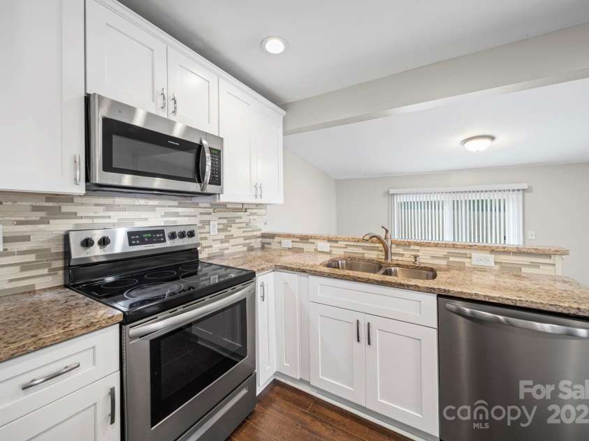 6907 Glenmoor Drive, Charlotte, NC 28214.  MLS# CAR4333558, YatesRealty ID 1954. 