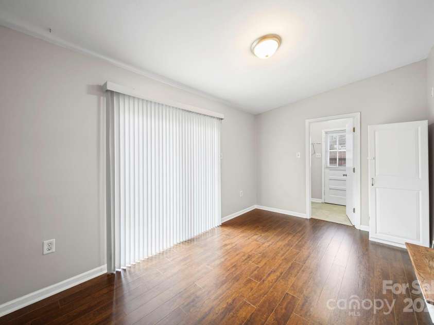 6907 Glenmoor Drive, Charlotte, NC 28214.  MLS# CAR4333558, YatesRealty ID 1954. 